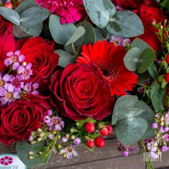 Композиция из красных роз и гербер в ящике