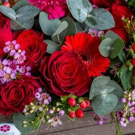 Композиция из красных роз и гербер в ящике