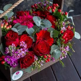 Композиция из красных роз и гербер в ящике
