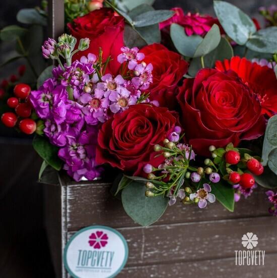 Композиция из красных роз и гербер в ящике