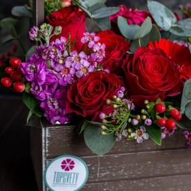 Композиция из красных роз и гербер в ящике