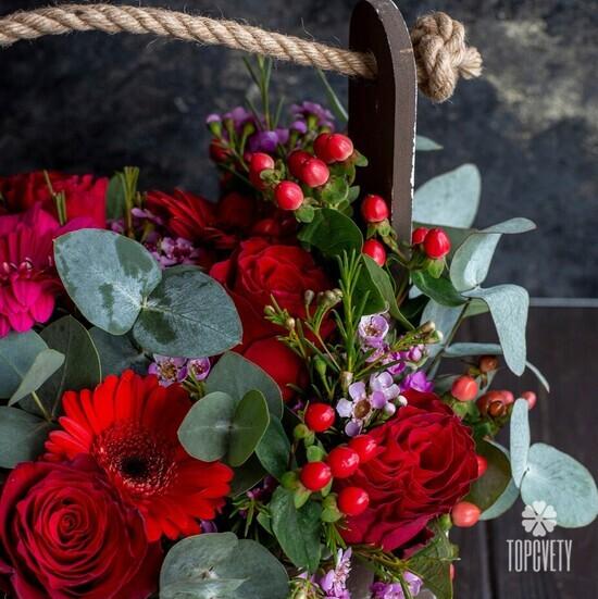 Композиция из красных роз и гербер в ящике