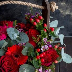 Композиция из красных роз и гербер в ящике