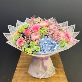 Букет из роз и гортензии Конфетти