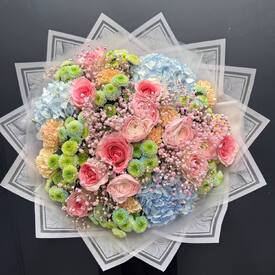 Букет из роз и гортензии Конфетти
