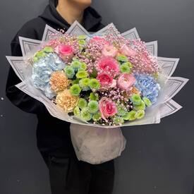 Букет из роз и гортензии Конфетти