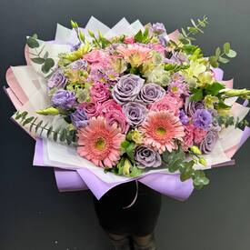 Букет из гербер, роз и эустомы Небесная лагуна 