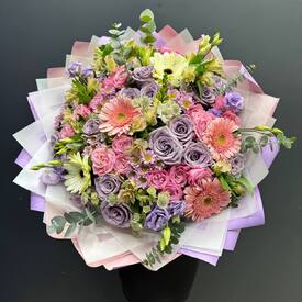 Букет из гербер, роз и эустомы Небесная лагуна 