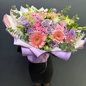 Букет из гербер, роз и эустомы Небесная лагуна 