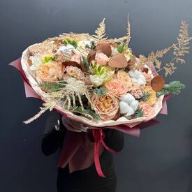 Букет из ранункулюса, розы и гвоздики Орион 