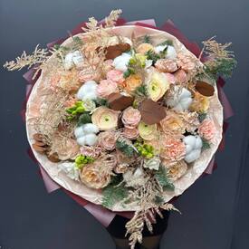 Букет из ранункулюса, розы и гвоздики Орион 