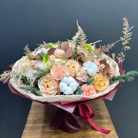Букет из ранункулюса, розы и гвоздики Орион 