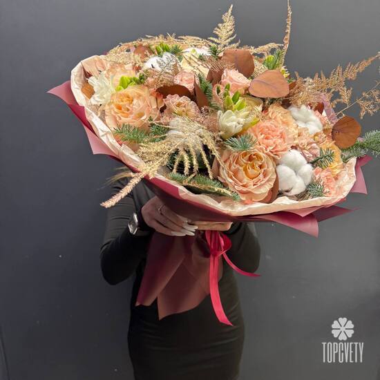 Букет из ранункулюса, розы и гвоздики Орион 