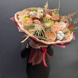 Букет из ранункулюса, розы и гвоздики Орион 