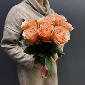 Букет из 7 пионовидных роз Кахала 60см