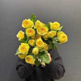 Букет из 3 жёлтых кустовых пионовидных роз 50см