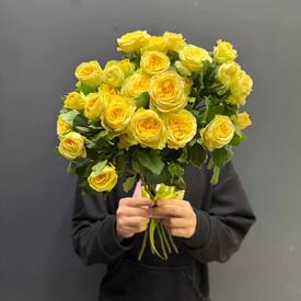 Букет из 5 жёлтых кустовых пионовидных роз 50см