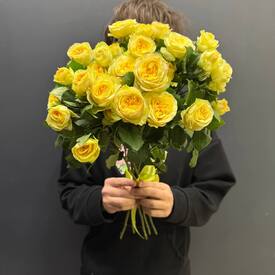Букет из 5 жёлтых кустовых пионовидных роз 50см