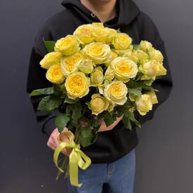 Букет из 7 жёлытх кустовых роз 50см	
