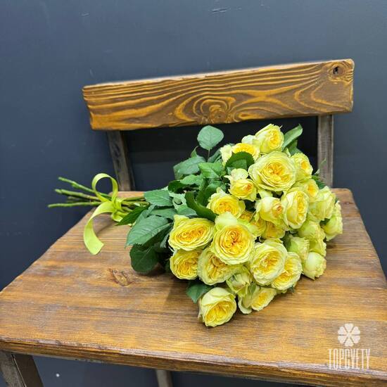 Букет из 7 жёлытх кустовых роз 50см	