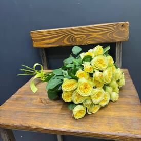 Букет из 7 жёлытх кустовых роз 50см	