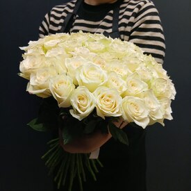 Букет из 51 белой розы Кения 50см