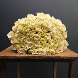 Букет из 51 белой розы Кения 50см