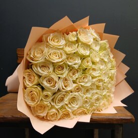 Букет из 51 белой розы Кения 50см