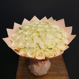 Букет из 51 белой розы Кения 50см