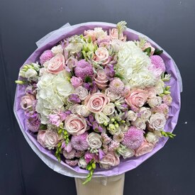 Букет из роз,гортензии и эустомы Лавандовый сон