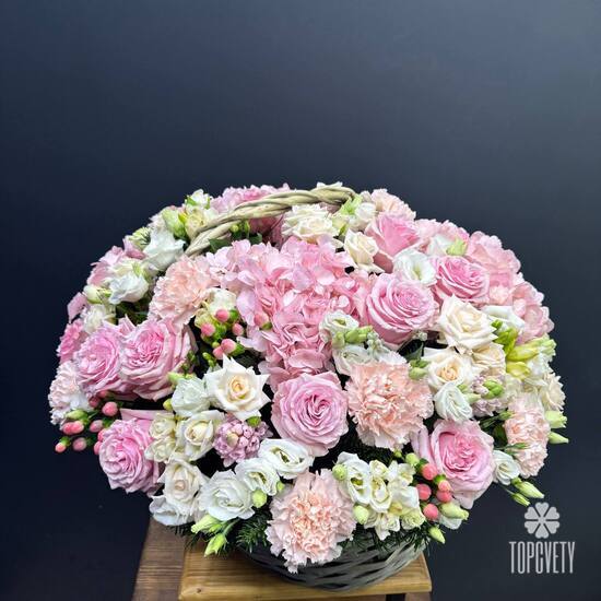 Композиция из роз, гортензии и эустомы в корзине