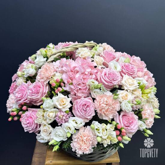Композиция из роз, гортензии и эустомы в корзине