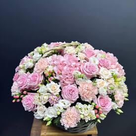 Композиция из роз, гортензии и эустомы в корзине