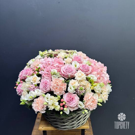 Композиция из роз, гортензии и эустомы в корзине