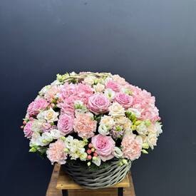 Композиция из роз, гортензии и эустомы в корзине