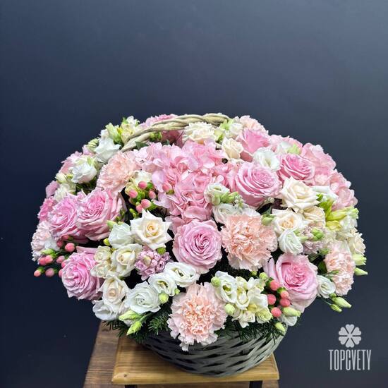 Композиция из роз, гортензии и эустомы в корзине