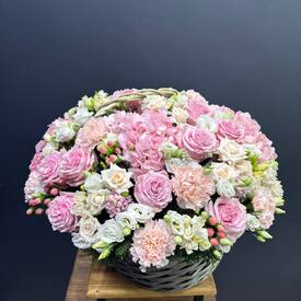 Композиция из роз, гортензии и эустомы в корзине