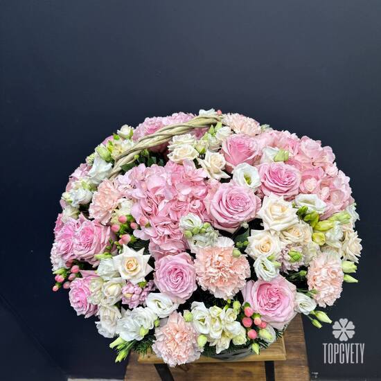 Композиция из роз, гортензии и эустомы в корзине