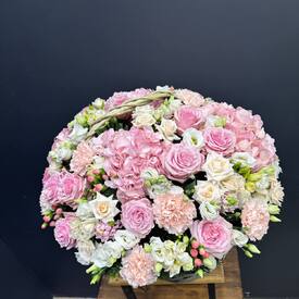 Композиция из роз, гортензии и эустомы в корзине