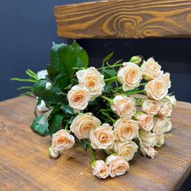 Букет из 7 кремовых  кустовых роз 50см