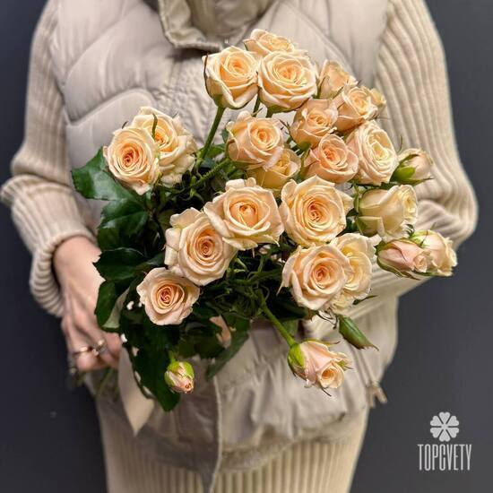 Букет из 7 кремовых  кустовых роз 50см