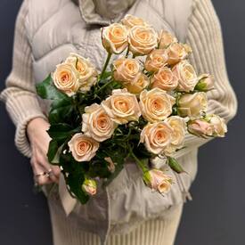 Букет из 7 кремовых  кустовых роз 50см