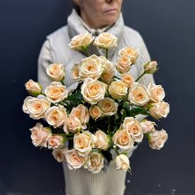 Букет из 9 кремовых кустовых роз 50см	