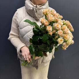 Букет из 11 кремовых кустовых роз 50см