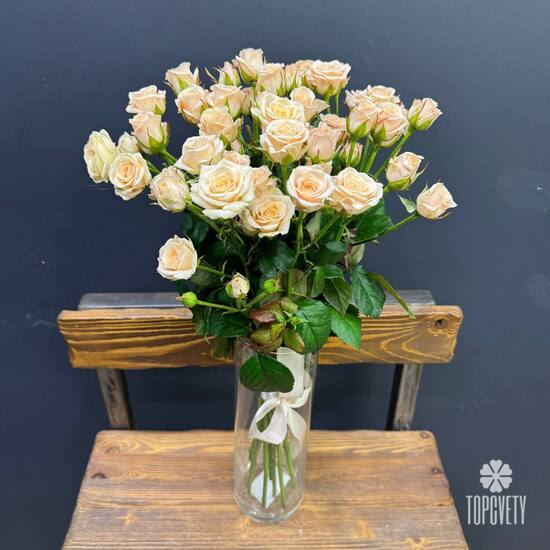 Букет из 11 кремовых кустовых роз 50см