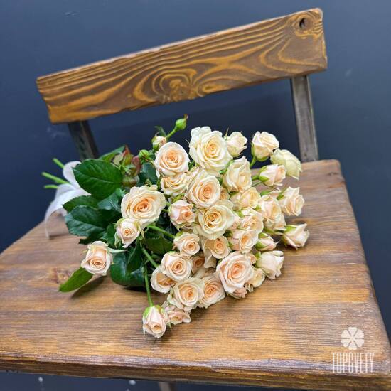 Букет из 11 кремовых кустовых роз 50см