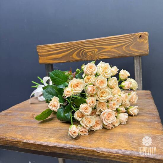  Букет из 13 кремовых кустовых роз 50см