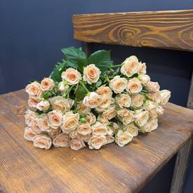  Букет из 15 кремовых кустовых роз 50см