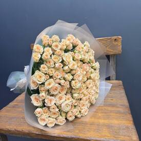  Букет из 51 кремовых кустовых роз 50см
