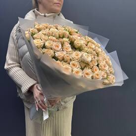  Букет из 51 кремовых кустовых роз 50см